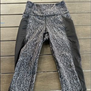 Lululemon Leggings size 4 (Comes with bag)